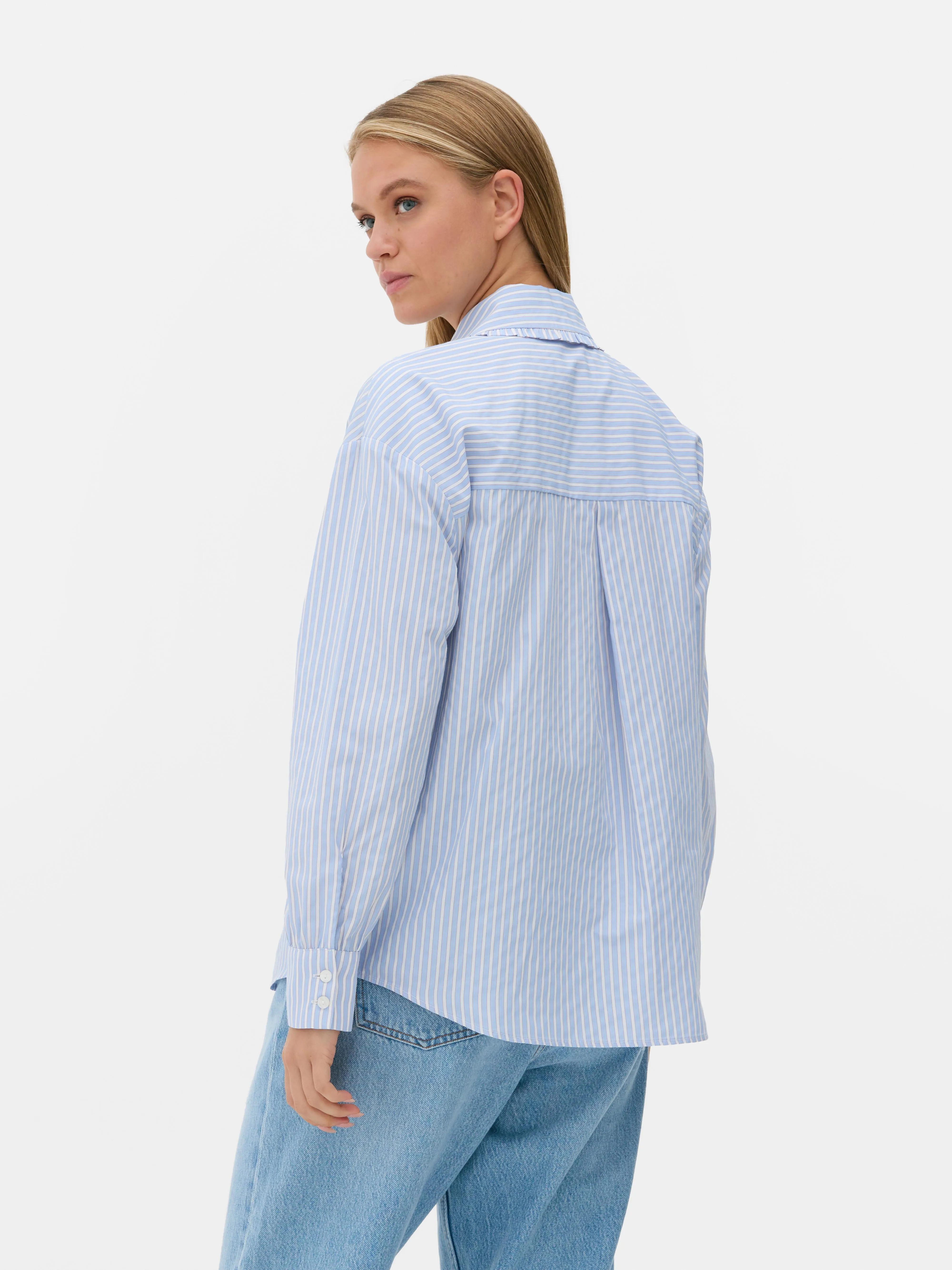 Camisa con cuello de volantes